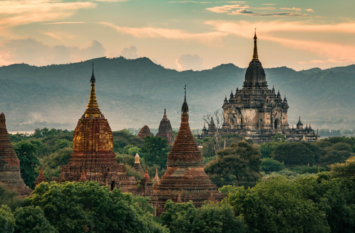 Photo of Bagan temples in sunset. The biggest one in the back is Thatbyinnyu.